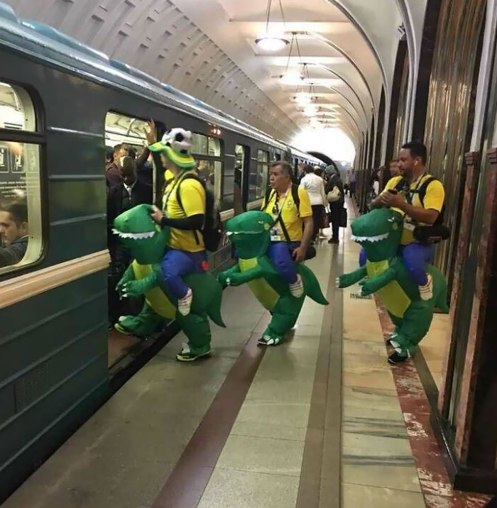 Brasileños en el metro de Moscú