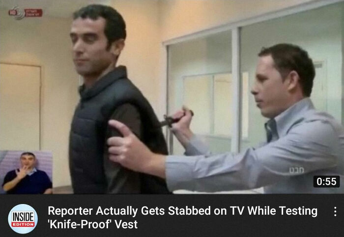Reportero es apuñalado de verdad en televisión mientras probaba un chaleco anticuchillos