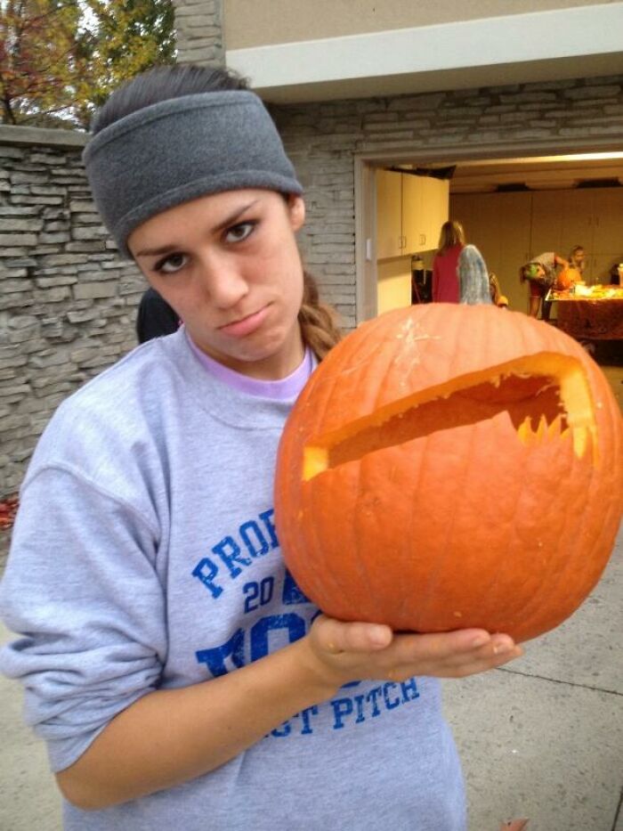 Jajaja en honor de Halloween a mi fracaso en tallado de calabaza del año pasado.. mi intento de cepillo de dientes