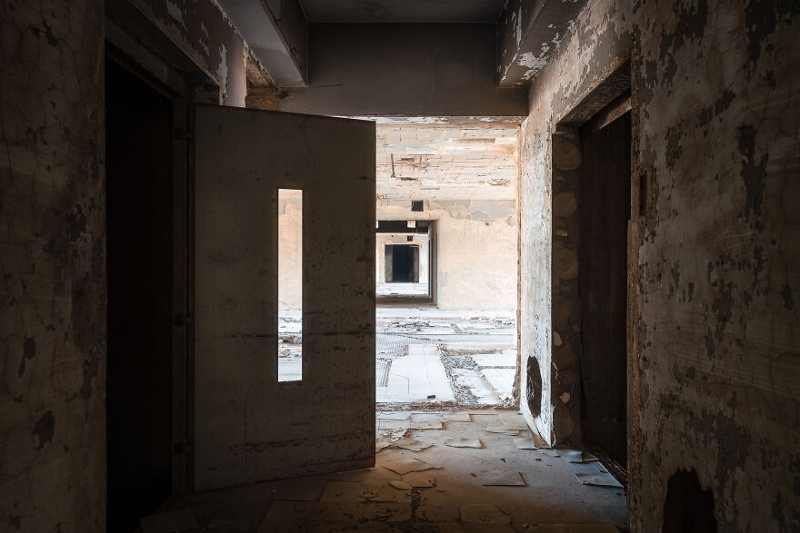 I Photographed The Abandoned Holiday Inn Hotel In Beirut, Lebanon I Photographed The Abandoned Holiday Inn Hotel In Beirut, Lebanon