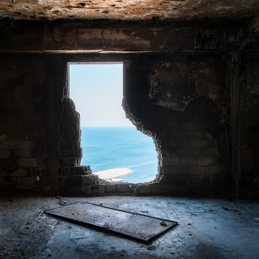 I Photographed The Abandoned Holiday Inn Hotel In Beirut, Lebanon I Photographed The Abandoned Holiday Inn Hotel In Beirut, Lebanon