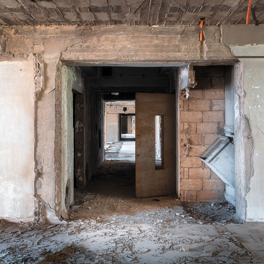 I Photographed The Abandoned Holiday Inn Hotel In Beirut, Lebanon I Photographed The Abandoned Holiday Inn Hotel In Beirut, Lebanon