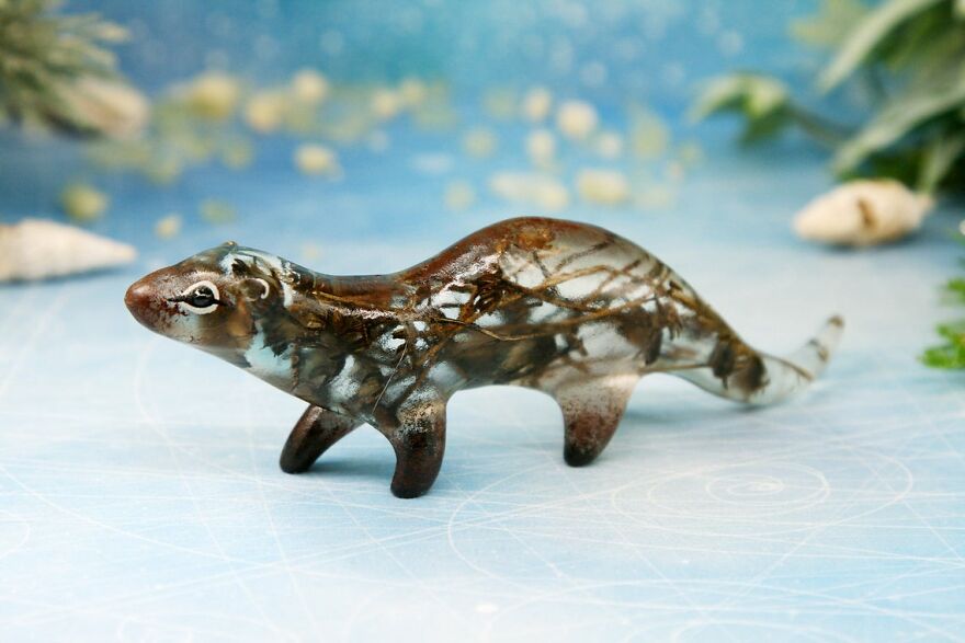 My Studio Makes Transparent Animal Sculptures With Pieces Of Nature Inside