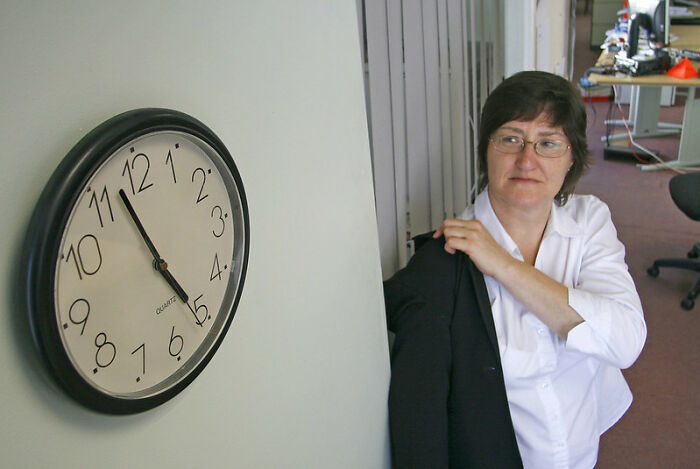 After Not Receiving Loyalty From The Company, Employee Starts Leaving Work Right On The Dot, Maliciously Complying With The Manager's Views After Not Receiving Loyalty From The Company, Employee Starts Leaving Work Right On The Dot, Maliciously Complying With The Manager's Views