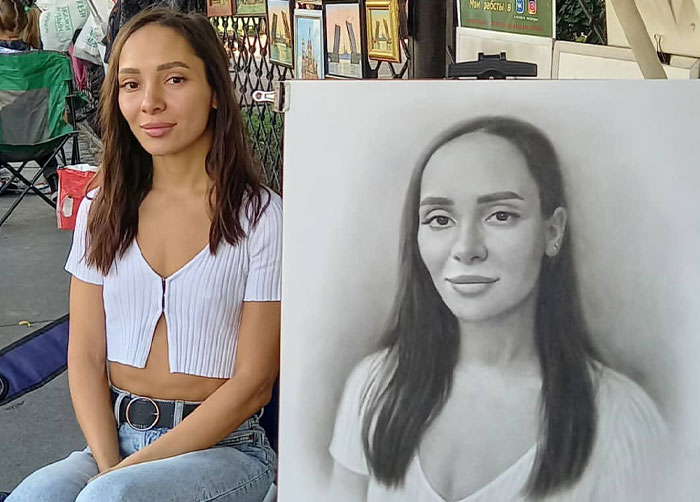 This Russian Street Artist Draws Photorealistic Live Portraits And Each One Takes Up To An Hour (102 New Pics)
