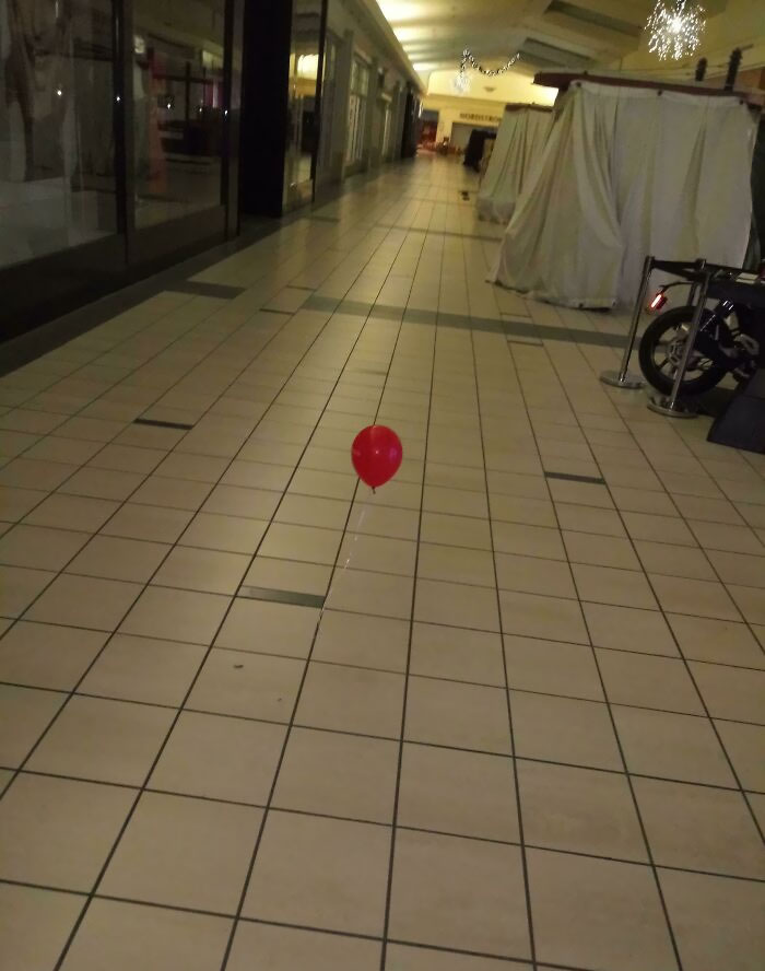 Trabajo de noche en un centro comercial. Esto apareció en medio del piso a las 4 de la mañana hoy