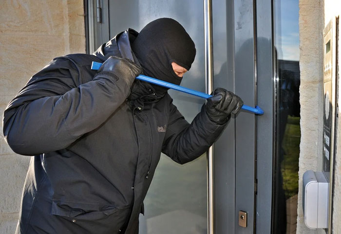 30 Ex-Burglars Reveal The Signs Of Your Home Being Targeted And How To Avoid It