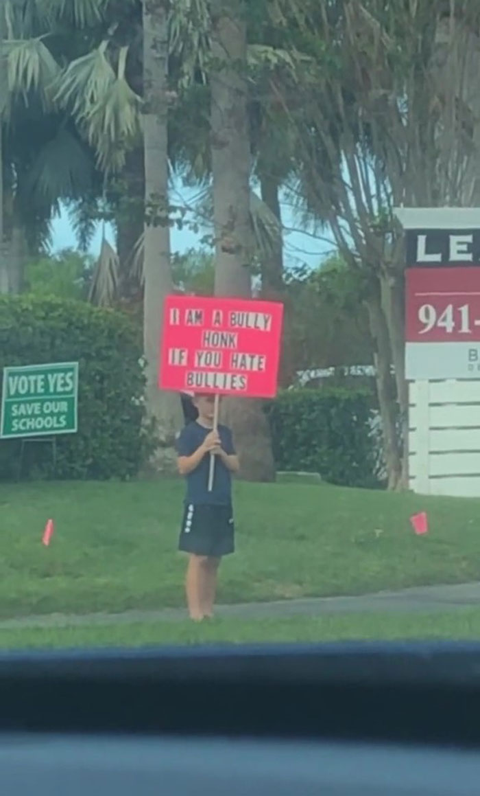 Parents Spark Debate After Making Their Son Stand Outdoors With A Sign ‘I Am A Bully’ As A Punishment Parents Spark Debate After Making Their Son Stand Outdoors With A Sign ‘I Am A Bully’ As A Punishment