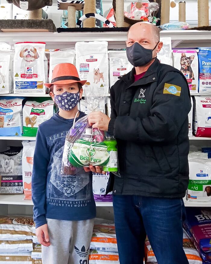 11-Year-Old Brazilian Boy Bathes Stray Dogs On Saturdays To Increase Their Chance At Being Adopted 11-Year-Old Brazilian Boy Bathes Stray Dogs On Saturdays To Increase Their Chance At Being Adopted
