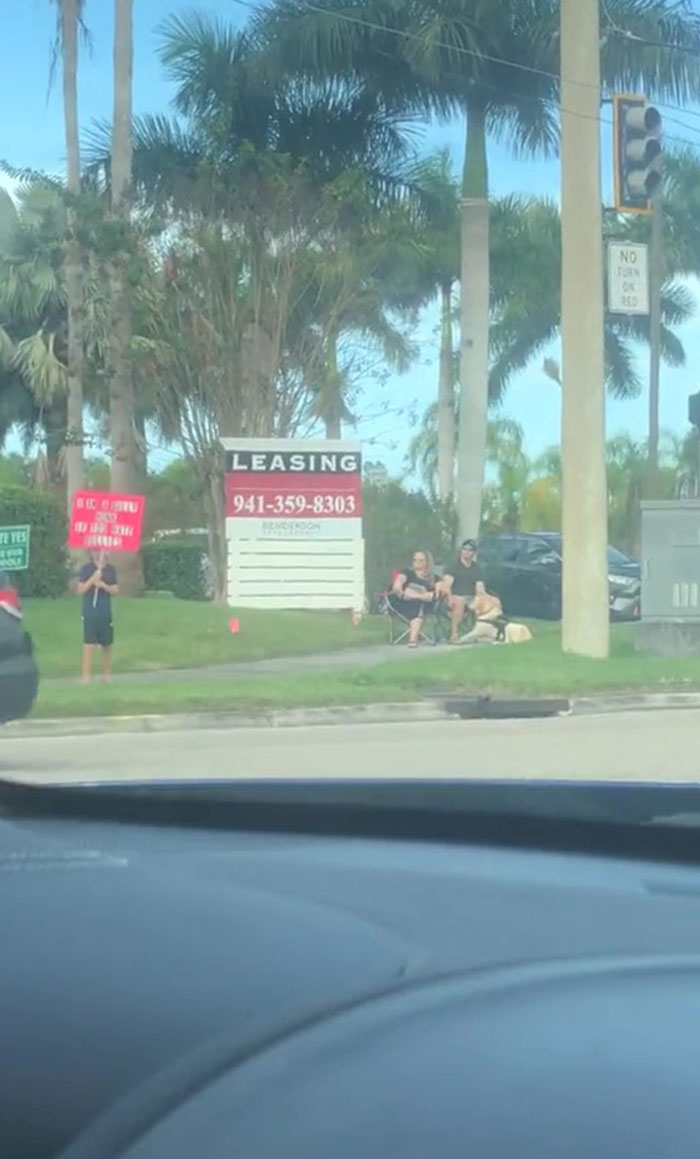 Parents Spark Debate After Making Their Son Stand Outdoors With A Sign ‘I Am A Bully’ As A Punishment Parents Spark Debate After Making Their Son Stand Outdoors With A Sign ‘I Am A Bully’ As A Punishment