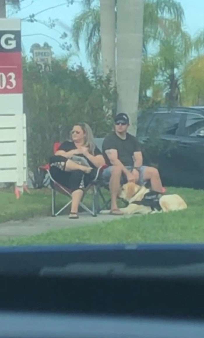 Parents Spark Debate After Making Their Son Stand Outdoors With A Sign ‘I Am A Bully’ As A Punishment Parents Spark Debate After Making Their Son Stand Outdoors With A Sign ‘I Am A Bully’ As A Punishment