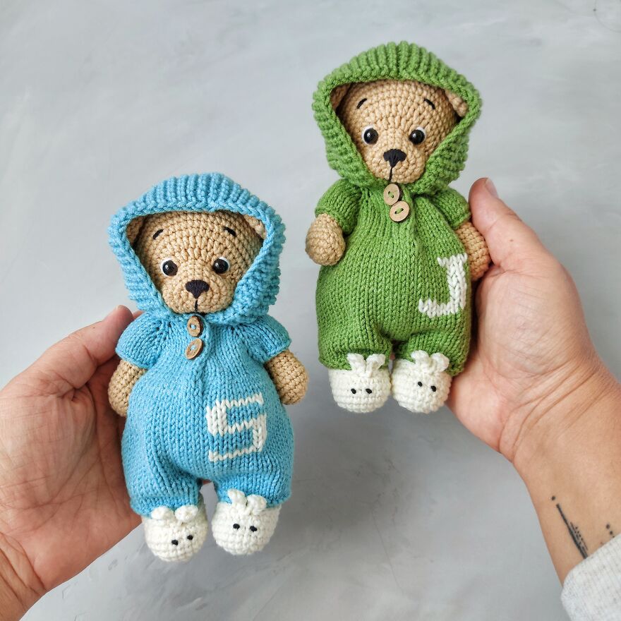 Here’s A Crocheting And Kniting Pattern For An Adorable Teddy Bear In Outfit (Overalls) That Will Help Keep You Occupied And Brought
it Is A Joy To Someone In The Form Of A Gift For Any Occasion (Birthday, Christmas) And Even For No Reason.