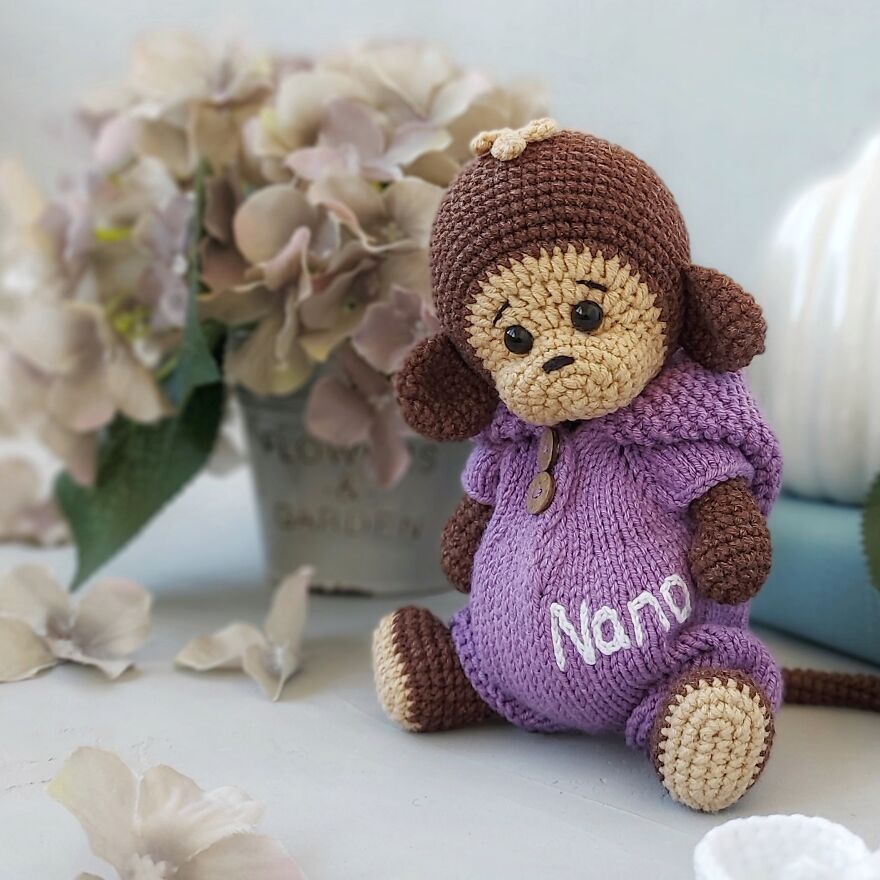Here’s A Crocheting And Kniting Pattern For An Adorable Teddy Bear In Outfit (Overalls) That Will Help Keep You Occupied And Brought
it Is A Joy To Someone In The Form Of A Gift For Any Occasion (Birthday, Christmas) And Even For No Reason.