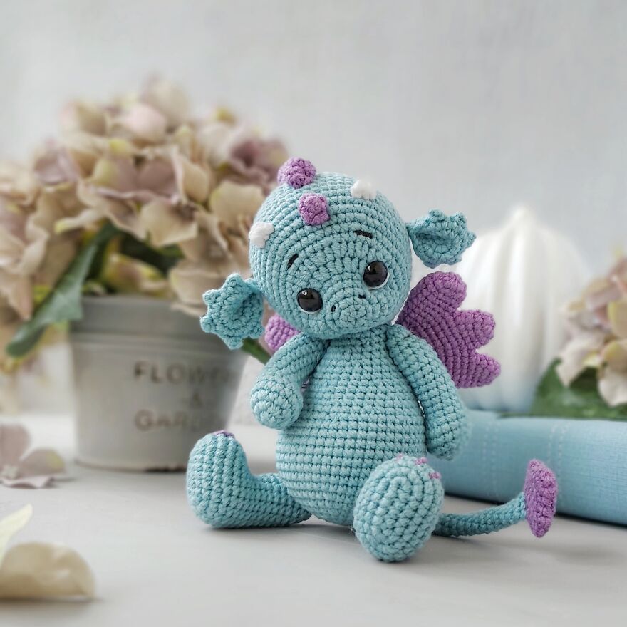 Here’s A Crocheting And Kniting Pattern For An Adorable Teddy Bear In Outfit (Overalls) That Will Help Keep You Occupied And Brought
it Is A Joy To Someone In The Form Of A Gift For Any Occasion (Birthday, Christmas) And Even For No Reason.