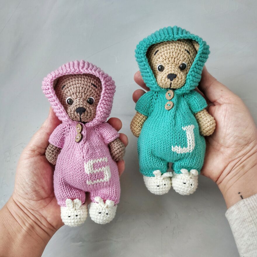 Here’s A Crocheting And Kniting Pattern For An Adorable Teddy Bear In Outfit (Overalls) That Will Help Keep You Occupied And Brought
it Is A Joy To Someone In The Form Of A Gift For Any Occasion (Birthday, Christmas) And Even For No Reason.