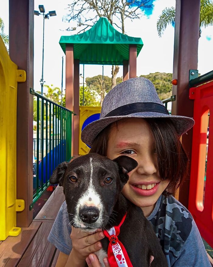 11-Year-Old Brazilian Boy Bathes Stray Dogs On Saturdays To Increase Their Chance At Being Adopted 11-Year-Old Brazilian Boy Bathes Stray Dogs On Saturdays To Increase Their Chance At Being Adopted