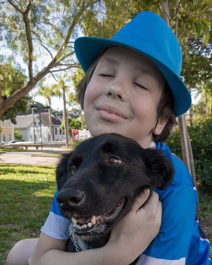 11-Year-Old Brazilian Boy Bathes Stray Dogs On Saturdays To Increase Their Chance At Being Adopted 11-Year-Old Brazilian Boy Bathes Stray Dogs On Saturdays To Increase Their Chance At Being Adopted