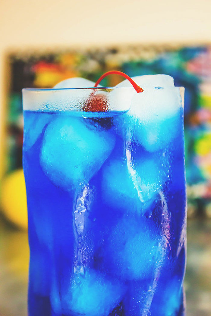 Коктейль алкогольный с сиропом голубая. Мохито голубая Лагуна. Голубая Лагуна коктейль алкогольный. Лава Лагуна коктейль. Голубая Лагуна коктейль Эстетика.