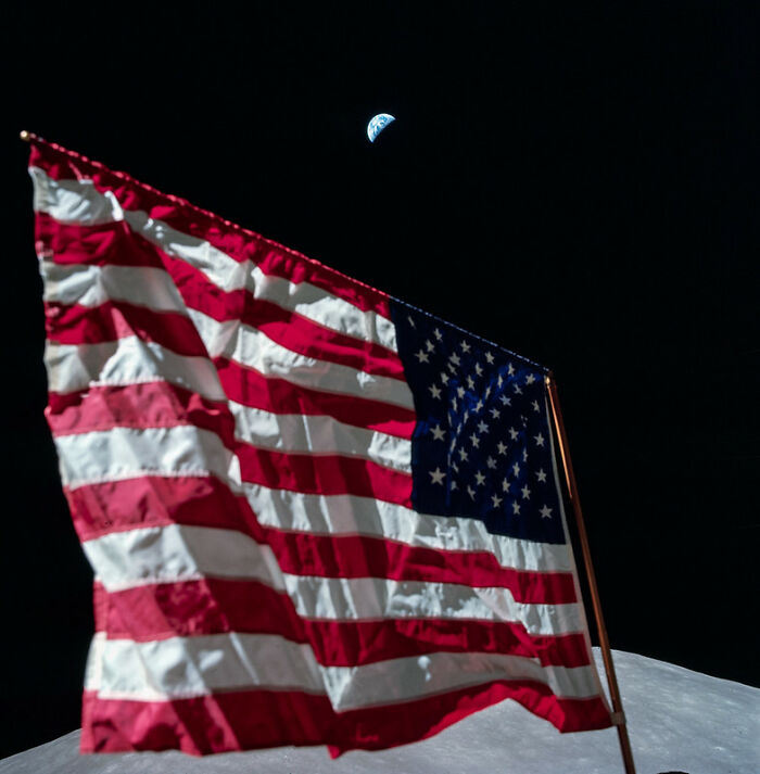 Tener una bandera en la luna
