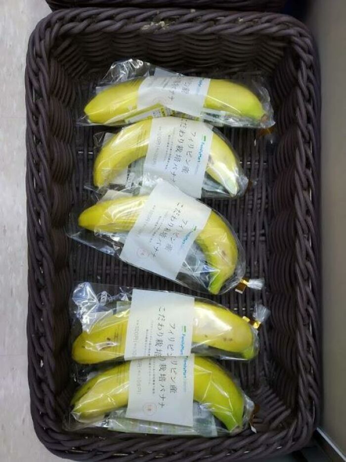 Así es como venden las bananas en Japón. Es más, si no dices explícitamente que no quieres una bolsa, el cajero te dará una 
