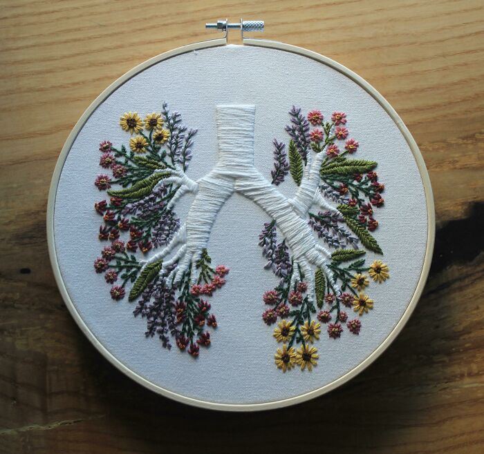 Estoy haciendo un doctorado en enfermedades pulmonares, así que naturalmente quise bordar estos pulmones florales 