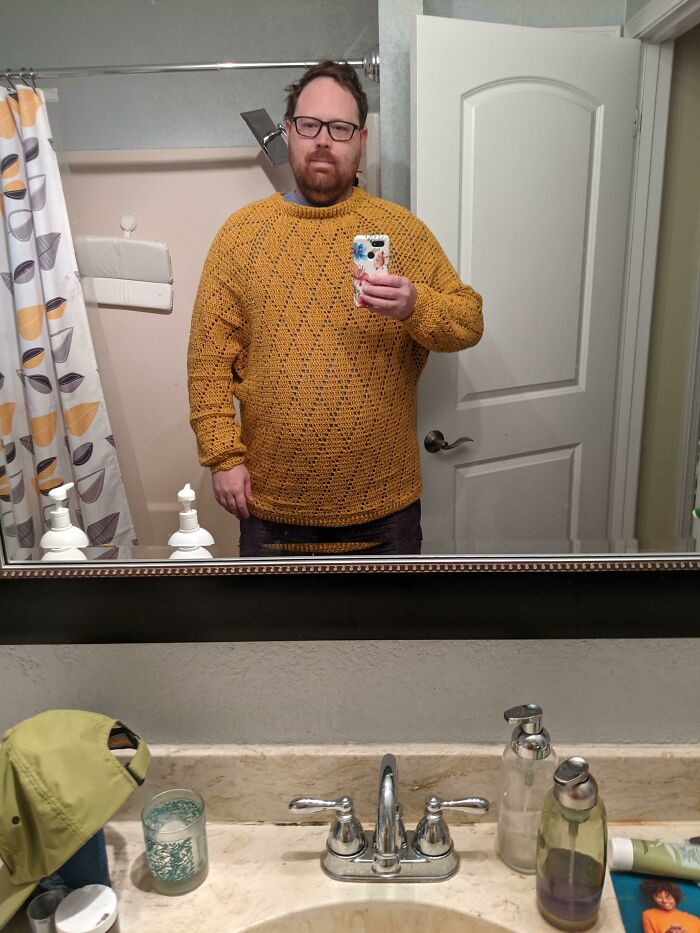 Al fin terminé este suéter para mí. Tuve que rehacer las mangas unas tres o cuatro veces, ¡pero estoy muy contento con el resultado!