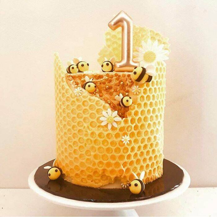 Tarta de miel con abejas para el cumpleaños de un bebé