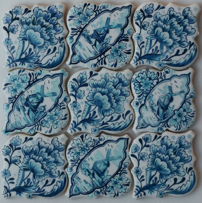 Galletas pintadasa mano al estilo Delft con azúcar azul