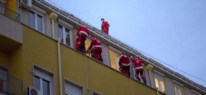 El Hospital Infantil Universitario de Belgrado está prohibido para los visitantes debido a las restricciones de Covid, pero el Servicio de Rescate de Montaña se aseguró de que los niños que pasaban la Navidad en el hospital recibieran sus regalos de todos modos