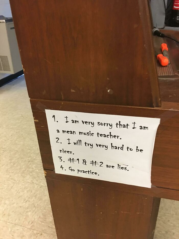 Este es el cartel que cuelga del piano en la sala de la banda de música de mi escuela