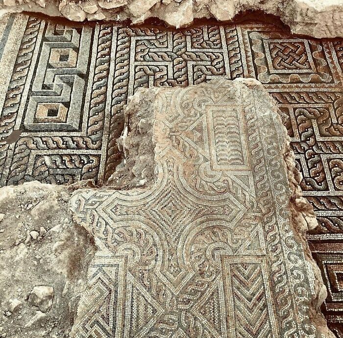 Un antiguo mosaico romano debajo de una capa de mosaicos más nuevos. Encontrado en Grecia