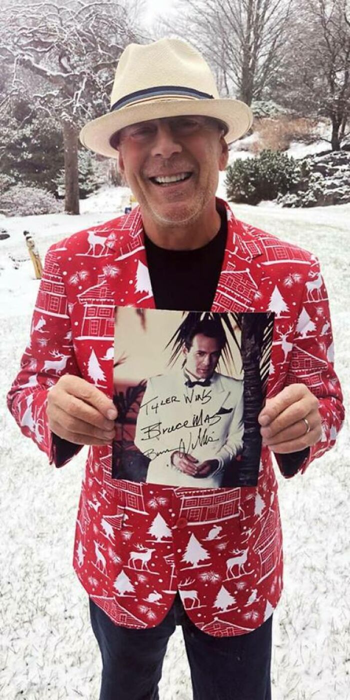 Mi amigo y yo reemplazamos la Navidad con navidad con Bruce, donde intercambiamos regalos con temática de Bruce Willis cada año. Gano para siempre. (Y sí es real)