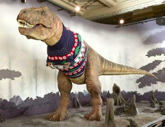 Un suéter navideño gigante fue creado para el T-Rex en el Museo de Historia Natural de Londres este año