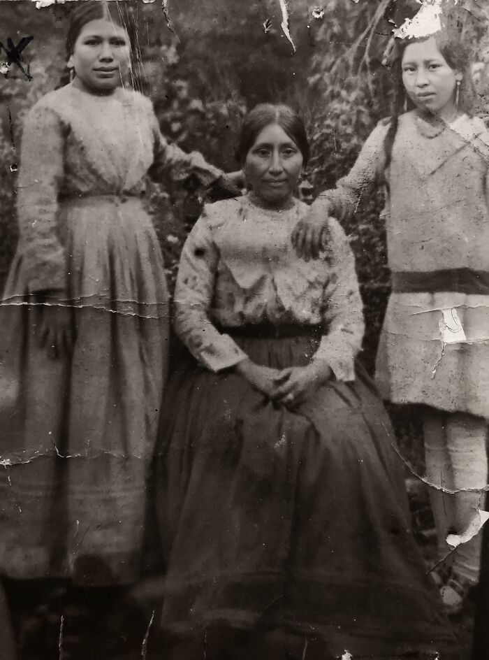 1930 - My Second Great Aunt Sara (Right) And Her Mother Manuela (Sitting) And Aunt Emilia. Caja Espíritu, Huancavelica, Perú. The Only Photo That Exists Of Mama Manuela.