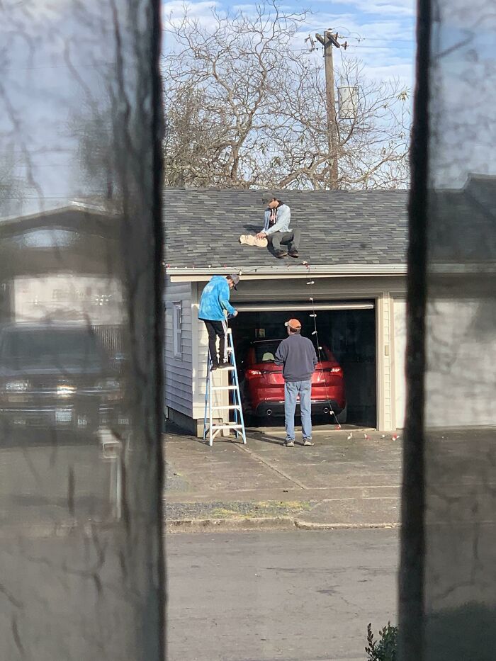 My Roommates Saw Our Elderly Neighbor On His Roof Hanging Up Christmas Lights - They Immediately Ran Over To Give Him A Hand