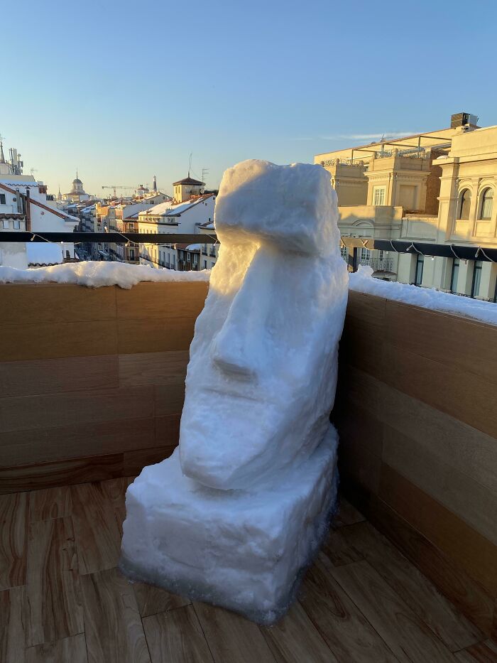 Con la enorme tormenta de nieve en Madrid hice un moai. En lugar de un muñeco de nieve