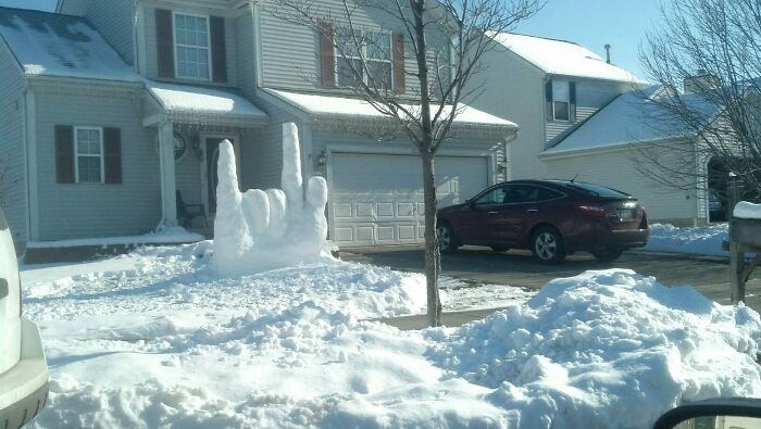 Hace unos días vi a mi vecino, un hombre sordo, construyendo lo que yo creía que era un muñeco de nieve. Ayer terminó su obra maestra