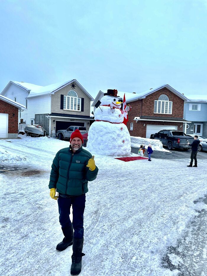 Este tipo construyó un muñeco de nieve de 7 metros para recaudar fondos para un banco de alimentos local