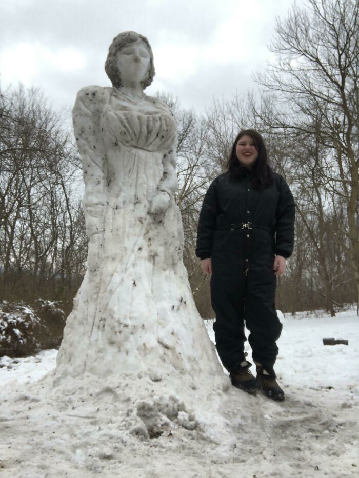No pude hacer un sombrero flexible de nieve, pero aún así estoy bastante orgullosa de mi escultura de Lady Dimetriscu (Gran Dama Vampiro). Para escala, yo mido 1,78 m