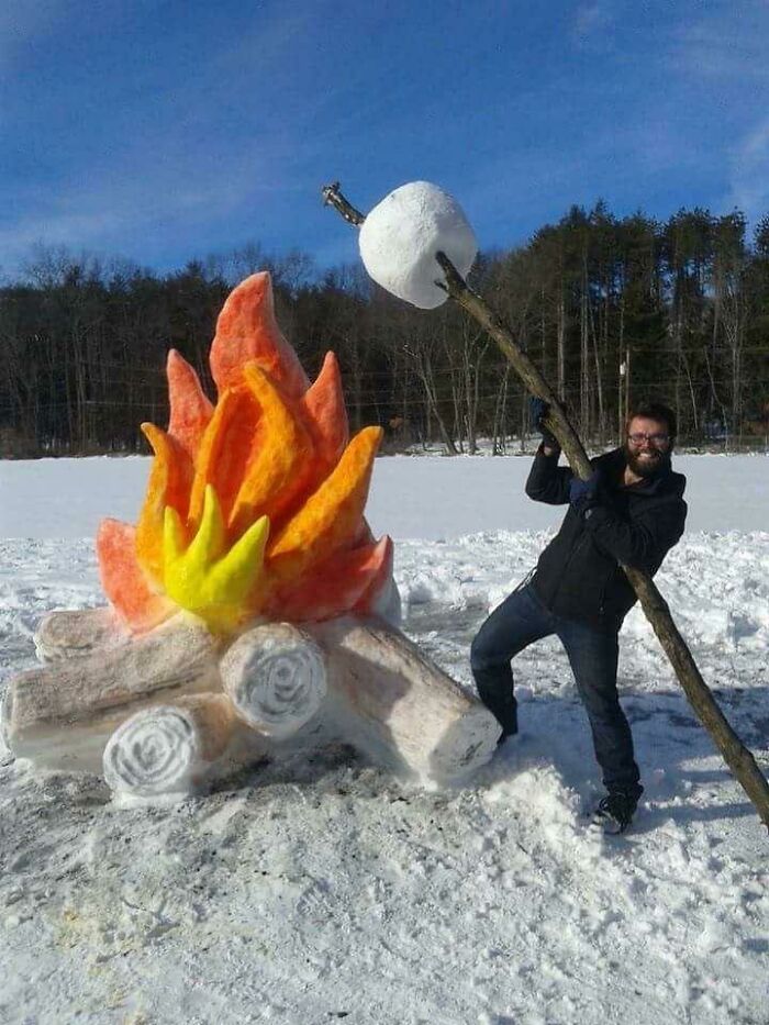 Escultura de nieve de malvavisco y fogata gigantes