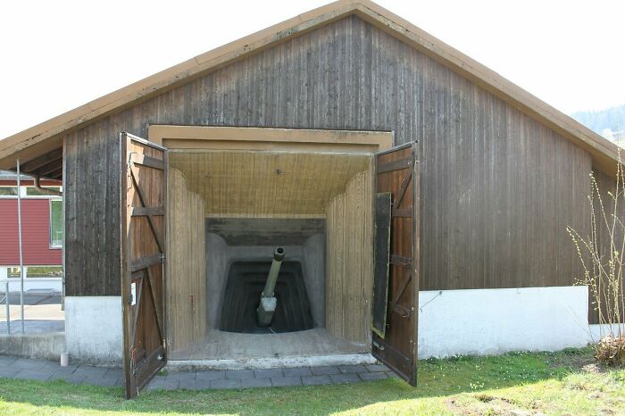 When The Doors Are Closed It Looks Like A Barn. Opening Them Reveals A Bunker With A 10.5cm Gun. It Consist Of A Series Of 4 Buildings Each With A Gun, Dating Back To Ww2. Faulensee, Switzerland