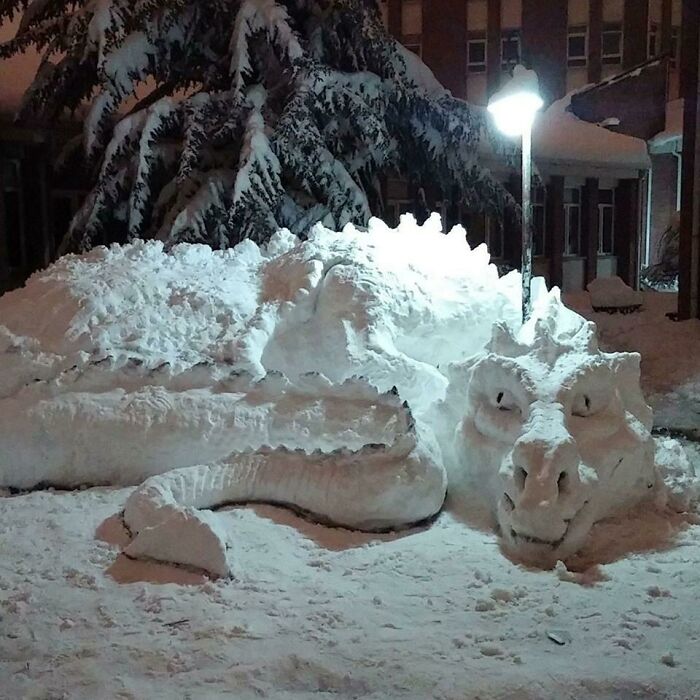 Impresionante dragón de nieve