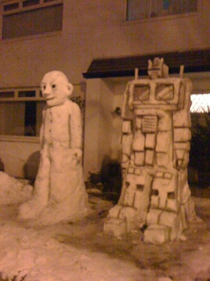 My Neighbour Built These Incredible Snowmen