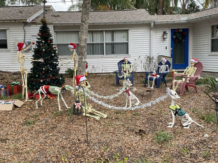 Neighbor Kept Their Halloween Decor Up And Turned It Into A Heartwarming Holiday Scene