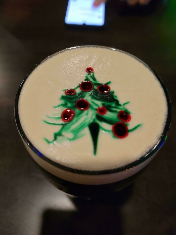 Ordered A Guinness With Dinner And It Came With Christmas Art On The Foam