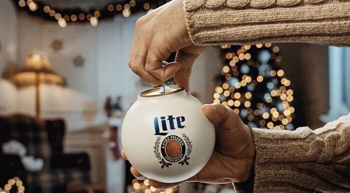 Lata de cerveza que se convierte en un adorno de árbol de Navidad