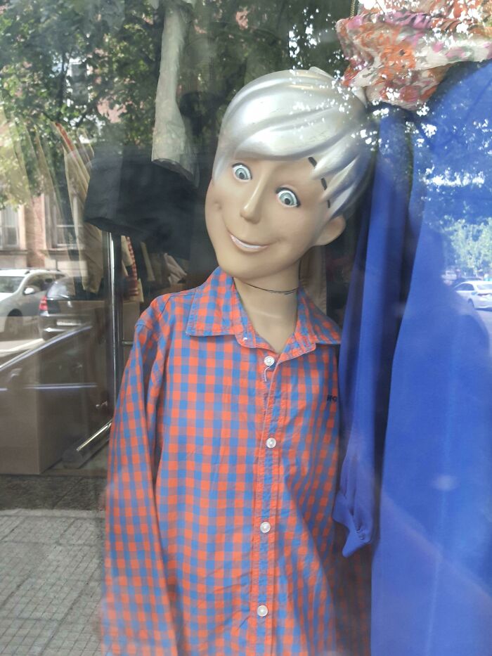 Este maniquí de niño en una tienda búlgara