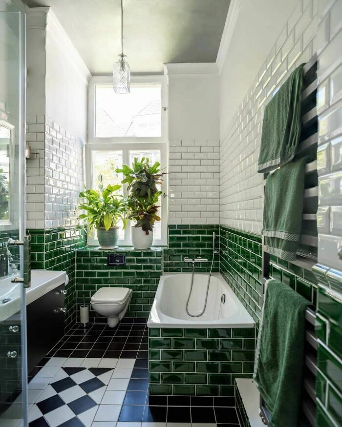Baño con azulejos blancos y verdes en Berlín, Alemania