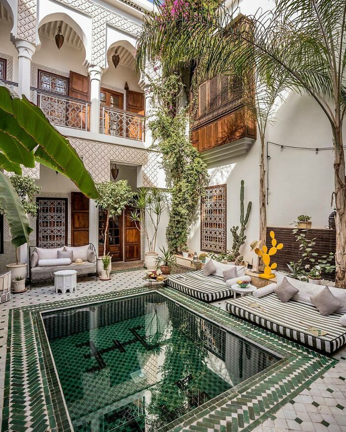 La zona de la piscina del Riad Yasmine, un hotel boutique privado situado en Marrakech, Marruecos