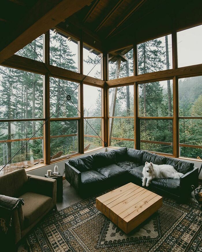Cabaña con enormes ventanas rodeada de vistas al bosque, Bowen Island en Howe Sound, British Columbia, Canadá
